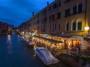 Venice, İtalya - 2 Mayıs 2015 tarihinde. Akşam kentsel görünümü. Kanal ve dolgu, lambalar ve su onların yansıması