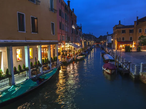 Venedig, Italien - am 2. Mai 2015. Abend Stadtansicht. Kanal und Damm, Lampen und ihre Spiegelung im Wasser — Stockfoto