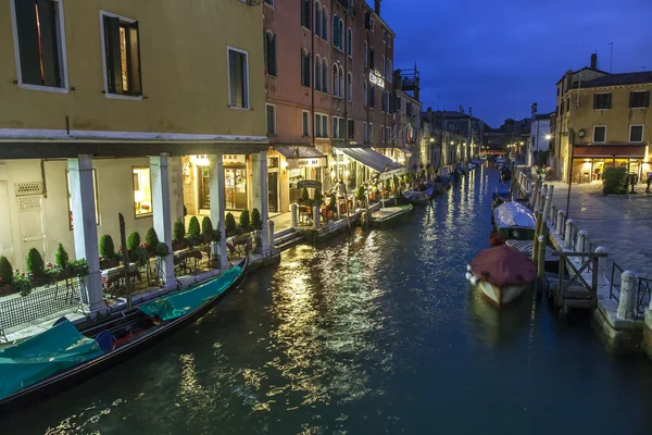 Venedig, Italien - am 2. Mai 2015. Abend Stadtansicht. Kanal und Damm, Lampen und ihre Spiegelung im Wasser — Stockfoto