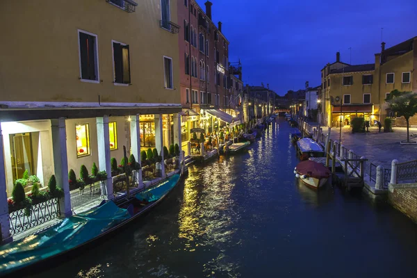 VENICE, ITALY - on MAY 2, 2015. Evening urban view. The canal and the embankment, lamps and their reflection in water — Stock Photo, Image