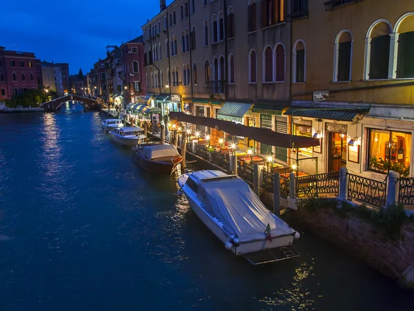 VENICE, ITALIA Toukokuu 2, 2015. Iltakaupunkinäköala. Kanava ja pengerrys, lamput ja niiden heijastus vedessä — kuvapankkivalokuva