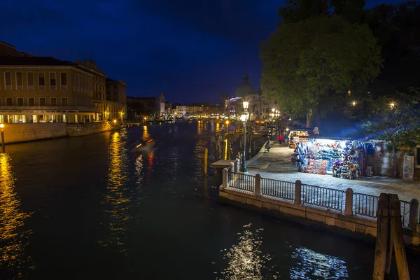 VENISE, ITALIE - le 2 mai 2015. Vue urbaine du soir. Le canal et le remblai, les lampes et leur réflexion dans l'eau — Photo