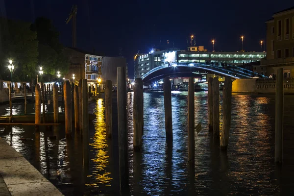 VENISE, ITALIE - le 2 mai 2015. Vue urbaine du soir. Le canal et le remblai, les lampes et leur réflexion dans l'eau — Photo