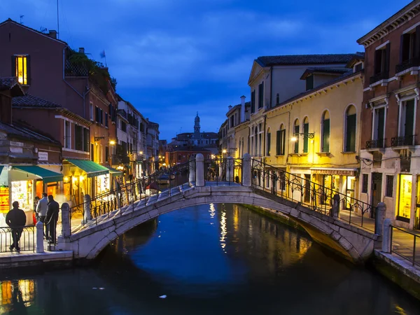 베니스, 이탈리아-2015 년 5 월 2 일에. 저녁 도시 보기입니다. 운하 및 제방, 램프 및 물에 있는 그들의 반영 — 스톡 사진
