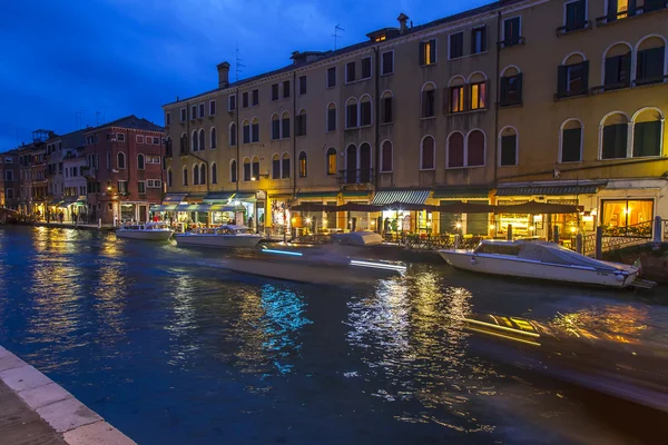 VENICE, ITALY - on MAY 2, 2015. Evening urban view. The canal and the embankment, lamps and their reflection in water — Stock Photo, Image