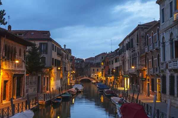 Βενετία, Ιταλία - στις 2 Μαΐου 2015. Βράδυ αστικών άποψη. Το κανάλι και το ανάχωμα, λαμπτήρες και την αντανάκλασή τους στο νερό — Φωτογραφία Αρχείου
