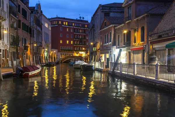 Venedig, Italien - am 2. Mai 2015. Abend Stadtansicht. Kanal und Damm, Lampen und ihre Spiegelung im Wasser — Stockfoto