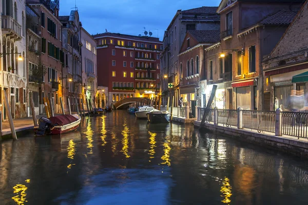 VENICE, ITALY - on MAY 2, 2015. Evening urban view. The canal and the embankment, lamps and their reflection in water — Stock Photo, Image