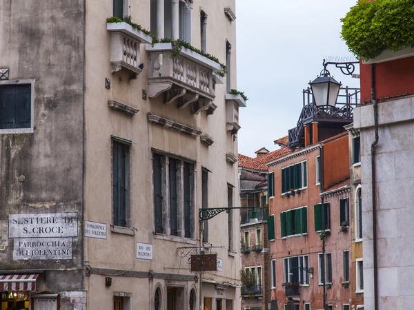 VENECIA, ITALIA - el 3 de mayo de 2015. Detalles arquitectónicos típicos de casas antiguas en la isla parte de la ciudad — Foto de Stock