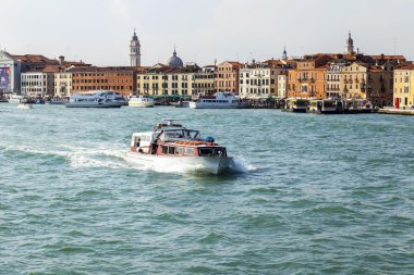 Venice, İtalya - 30 Nisan 2015 tarihinde. Venedik Lagünü şehirden panoramik manzaralı. Birinin bentleri mimari kompleks