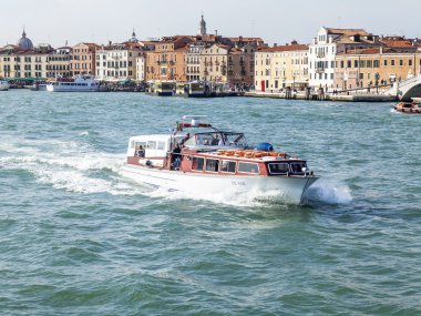 Venice, İtalya - 30 Nisan 2015 tarihinde. Venedik Lagünü şehirden panoramik manzaralı. Birinin bentleri mimari kompleks