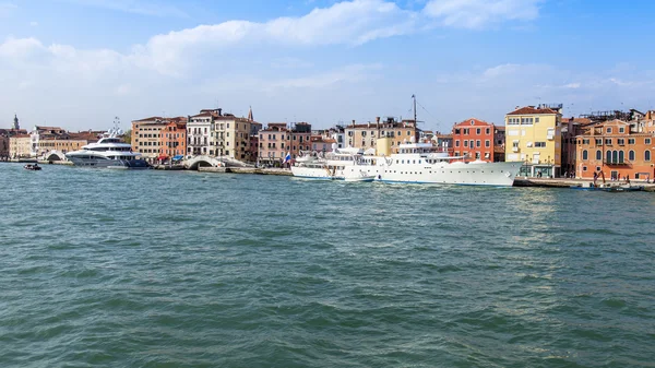 Venedig, italien - am 30. april 2015. ein panoramablick auf die stadt von der venezianischen lagune. Der architektonische Komplex eines der Dämme — Stockfoto