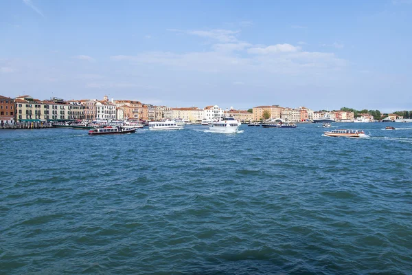 Venedig, Italien - den 30 April 2015. Panoramautsikt över staden från den venetianska lagunen. Arkitektoniskt komplex av en av vallar — Stockfoto