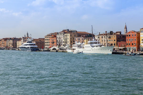 威尼斯，意大利-2015 年 4 月 30 日。从威尼斯泻湖的城市全景。建筑复杂的堤防之一 — 图库照片
