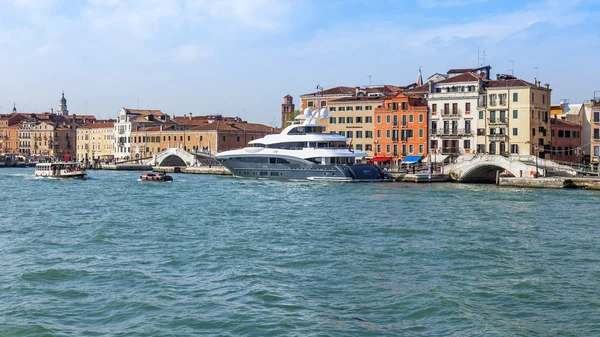 Venice, Italië - op 30 April 2015. Een panoramisch uitzicht op de stad vanaf de Venetiaanse lagune. Architecturale complex van één van de taluds — Stockfoto