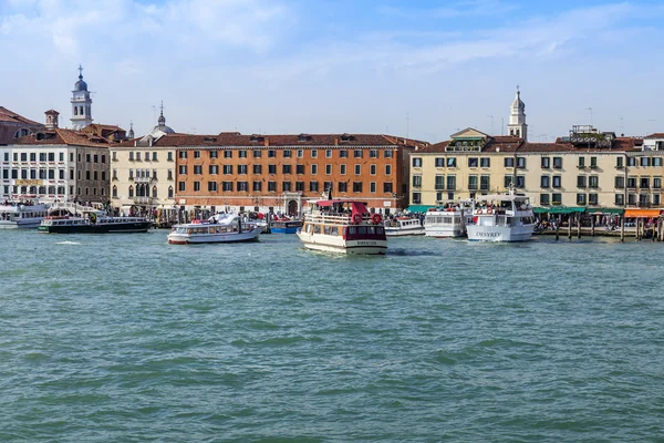 Venice, Italië - op 30 April 2015. Een panoramisch uitzicht op de stad vanaf de Venetiaanse lagune. Architecturale complex van één van de taluds — Stockfoto