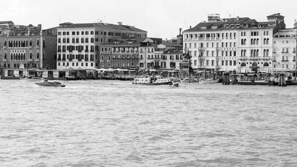 VENISE, ITALIE - le 30 AVRIL 2015. Vue panoramique de la ville depuis la lagune vénitienne. Complexe architectural d'un des remblais — Photo