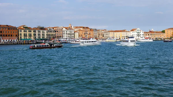 Venedig, Italien - den 30 April 2015. Panoramautsikt över staden från den venetianska lagunen. Arkitektoniskt komplex av en av vallar — Stockfoto