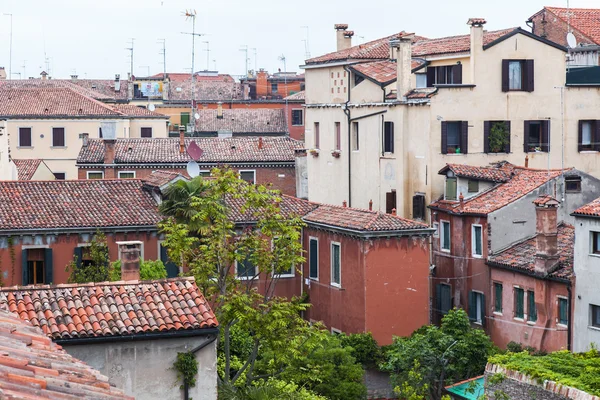 VENICE, ITALY - on MAY 3, 2015. The top view from a window of the house standing on the coast of the channel on roofs of ancient houses — Stock Photo, Image