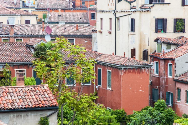 VENICE, ITALY - on MAY 3, 2015. The top view from a window of the house standing on the coast of the channel on roofs of ancient houses — Stok fotoğraf