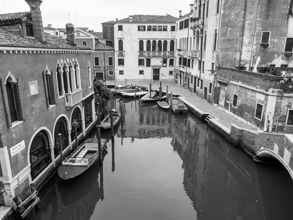 Venedig, Italien - am 3. Mai 2015. der Blick von oben aus einem Fenster des Hauses, das an der Küste des Kanals steht — Stockfoto