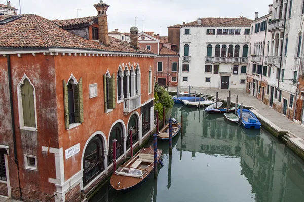 VENICE, ITALY - on MAY 3, 2015. The top view from a window of the house standing on the coast of the channel — 图库照片