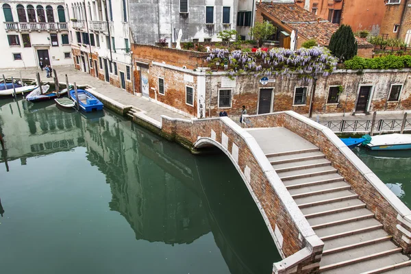 Venice, İtalya - 3 Mayıs 2015 tarihinde. Adım adım sokak kanal, kanal kıyısında bir evin penceresinden üstten görünüm ile köprü — Stok fotoğraf