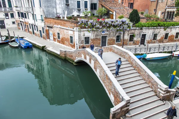 VENICE, ITALY - on MAY 3, 2015. The bridge with steps through the street canal, the top view from a house window on the bank of the channel — Stock Photo, Image