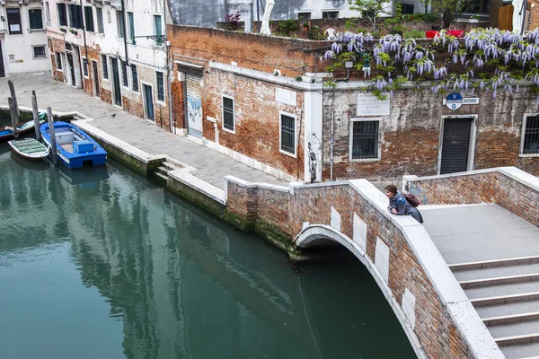 VENICE, ITALY on MAY 3, 2015. The bridge with steps via the channel. — Stock Photo, Image