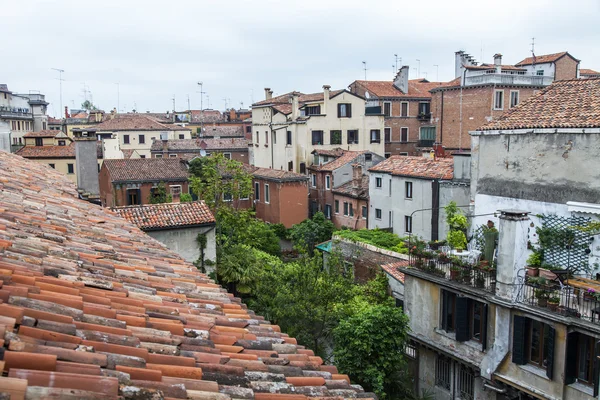 VENICE, ITALY - on MAY 3, 2015. The top view from a window of the house standing on the coast of the channel on roofs of ancient houses — Stock Photo, Image