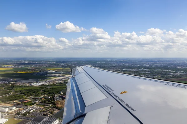Vista desde la ventana del avión volador — Foto de Stock