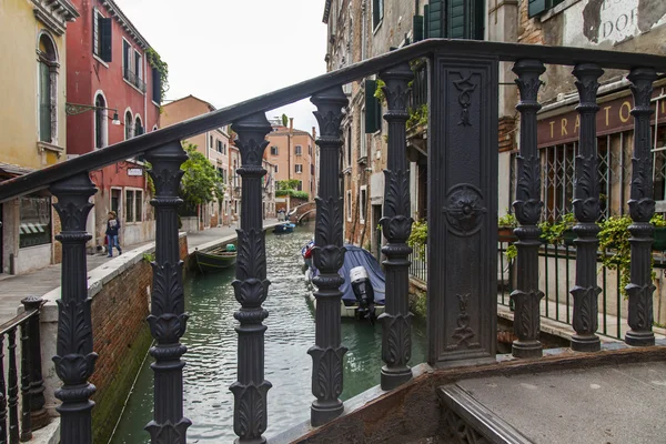 VENICE, ITÁLIA em 3 de maio de 2015. A ponte com degraus através do canal . — Fotografia de Stock