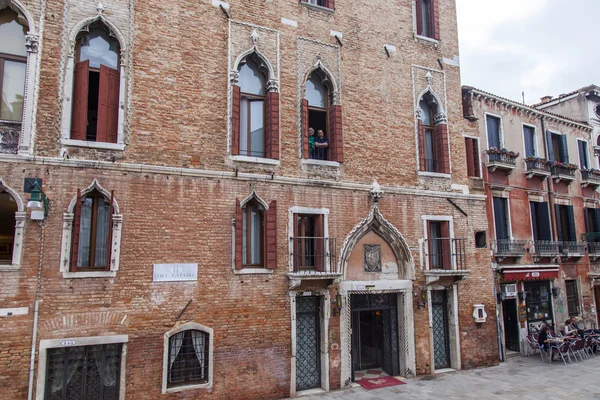 威尼斯，意大利-2015 年 5 月 3 日。典型的古代房子的正面的片段 — 图库照片