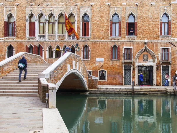 VENICE, ITALY on MAY 3, 2015. The bridge with steps via the channel. — 图库照片