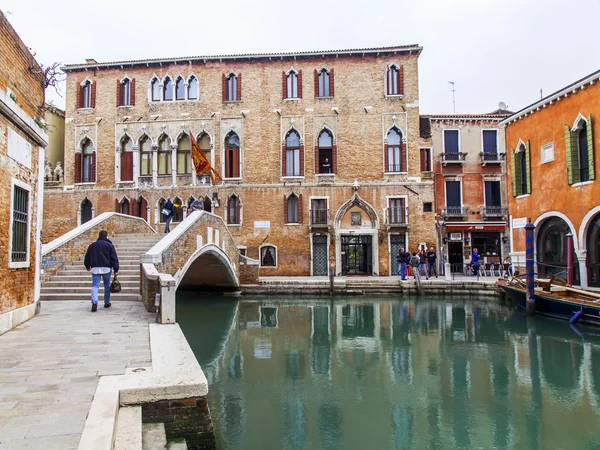 VENICE, ITALY on May 3, 2015. Мост со ступенями по каналу . — стоковое фото