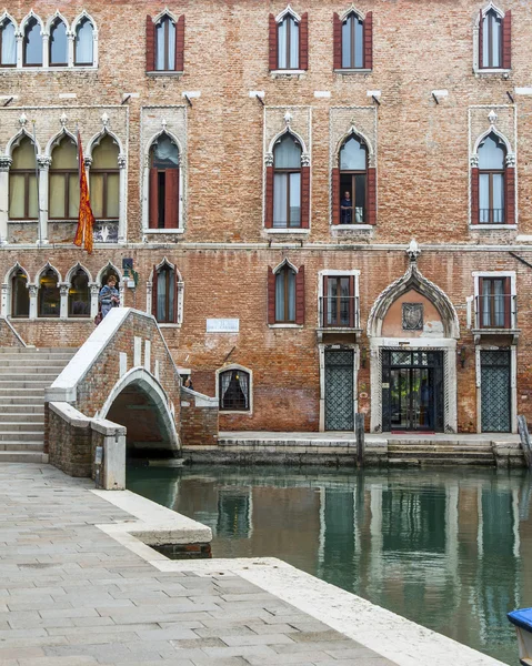 VENICE, ITALY on MAY 3, 2015. The bridge with steps via the channel. — Zdjęcie stockowe