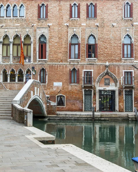 VENICE, ITÁLIA em 3 de maio de 2015. A ponte com degraus através do canal . — Fotografia de Stock