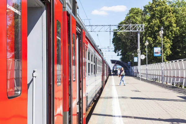 PUSHKINO, RUSIA, 24 de junio de 2015. Un tren eléctrico regional en una plataforma de la estación de tren de la ciudad —  Fotos de Stock