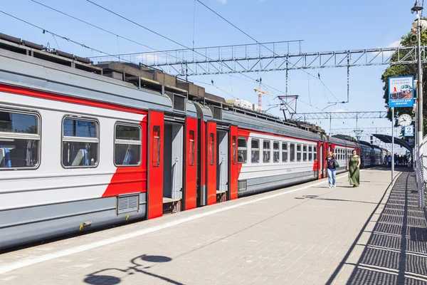 PUSHKINO, RUSSIA, on JUNE 24, 2015. A regional electric train at a platform of the city railway station — Stock fotografie