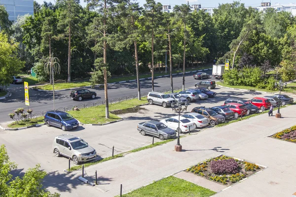 PUSHKINO, RUSSIA, on JUNE 24, 2015. A view from the window on a parking of cars in the residential area — Stock Photo, Image