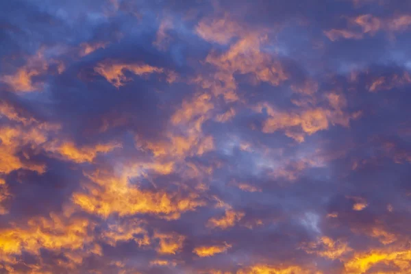 Himlen vid solnedgången. Molnen som pittoreskt lyser med den nedgående solen — Stockfoto