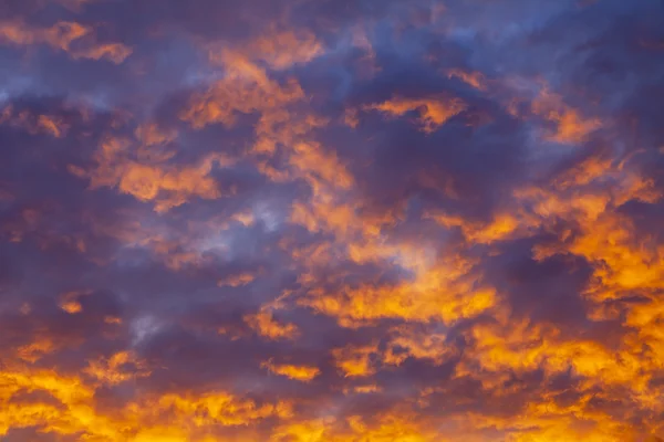 Cielo al atardecer. Las nubes que están pintorescamente iluminadas con el sol poniente — Foto de Stock