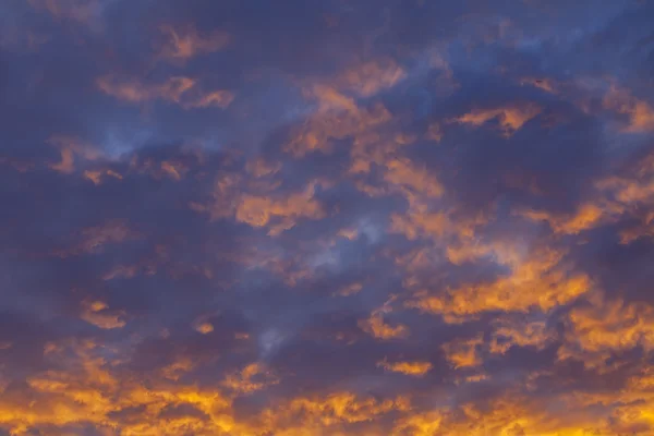 Cielo al atardecer. Las nubes que están pintorescamente iluminadas con el sol poniente — Foto de Stock