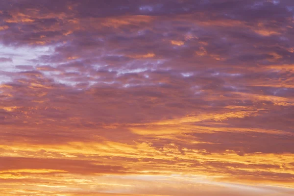 Himmel bei Sonnenuntergang. die Wolken, die malerisch von der untergehenden Sonne erhellt werden — Stockfoto