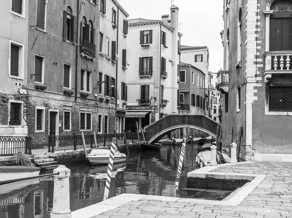 VENICE, ITALY - on MAY 3, 2015. The typical Venetian street which is built up with old houses — ストック写真