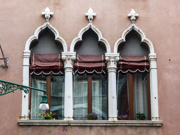 VENICE, ITALY - on MAY 3, 2015. Typical architectural details of ancient houses in island part of the city — Stockfoto