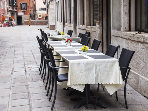 VENICE, ITALY - on APRIL 29, 2015. Summer cafe on the bank of the Grand channel (Canal Grande) — Stock Photo, Image