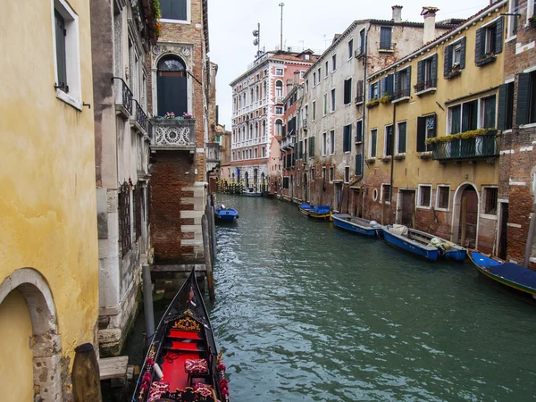 VENICE, ITALY - on MAY 3, 2015. The typical Venetian street canal and old houses on coast — ストック写真