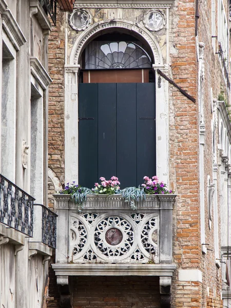 VENICE, ITALY - on MAY 3, 2015. Typical architectural details of ancient houses in island part of the city — Stockfoto
