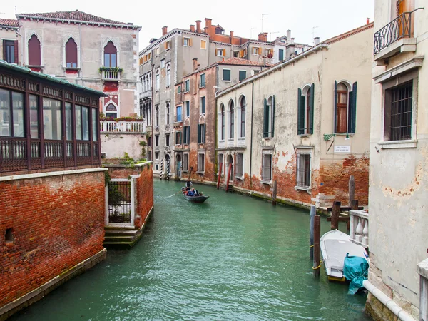 VENECIA, ITALIA - el 3 de mayo de 2015. El típico canal de la calle veneciana y casas antiguas en la costa — Foto de Stock
